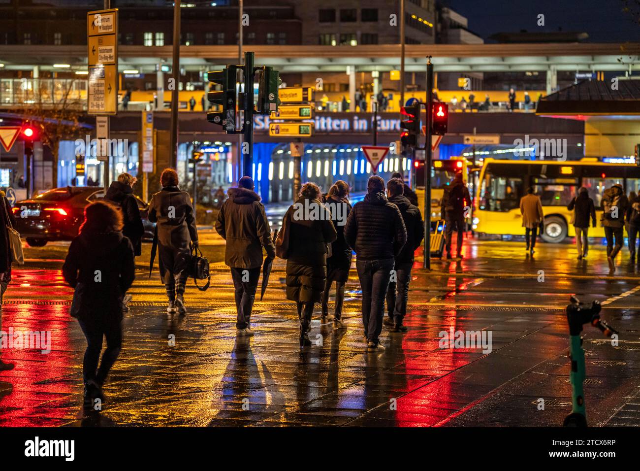 Fußgänger, bei Regenwetter, an einer Verkehrsampel, Fussgängerüberweg, am Hauptbahnhof  in der Innenstadt von Essen, dichter Verkehr,  NRW, Deutschlan Stock Photo