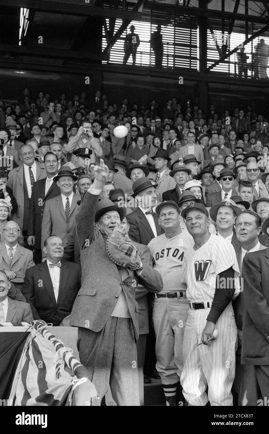 U.S. President Dwight D. Eisenhower throwing out first pitch on Opening Day, Griffith Stadium, Washington, D.C., USA, Warren K. Leffler, U.S. News & World Report Magazine Photograph Collection, April 14, 1958 Stock Photo