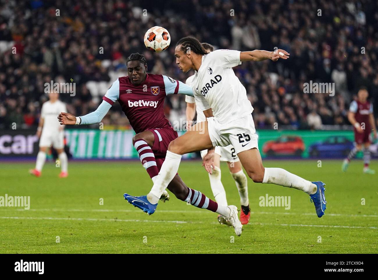 West Ham United's Divin Mubama (left) and Freiburg's Kiliann Sildillia battle for the ball during the UEFA Europa League group A match at London Stadium, London. Picture date: Thursday December 14, 2023. Stock Photo