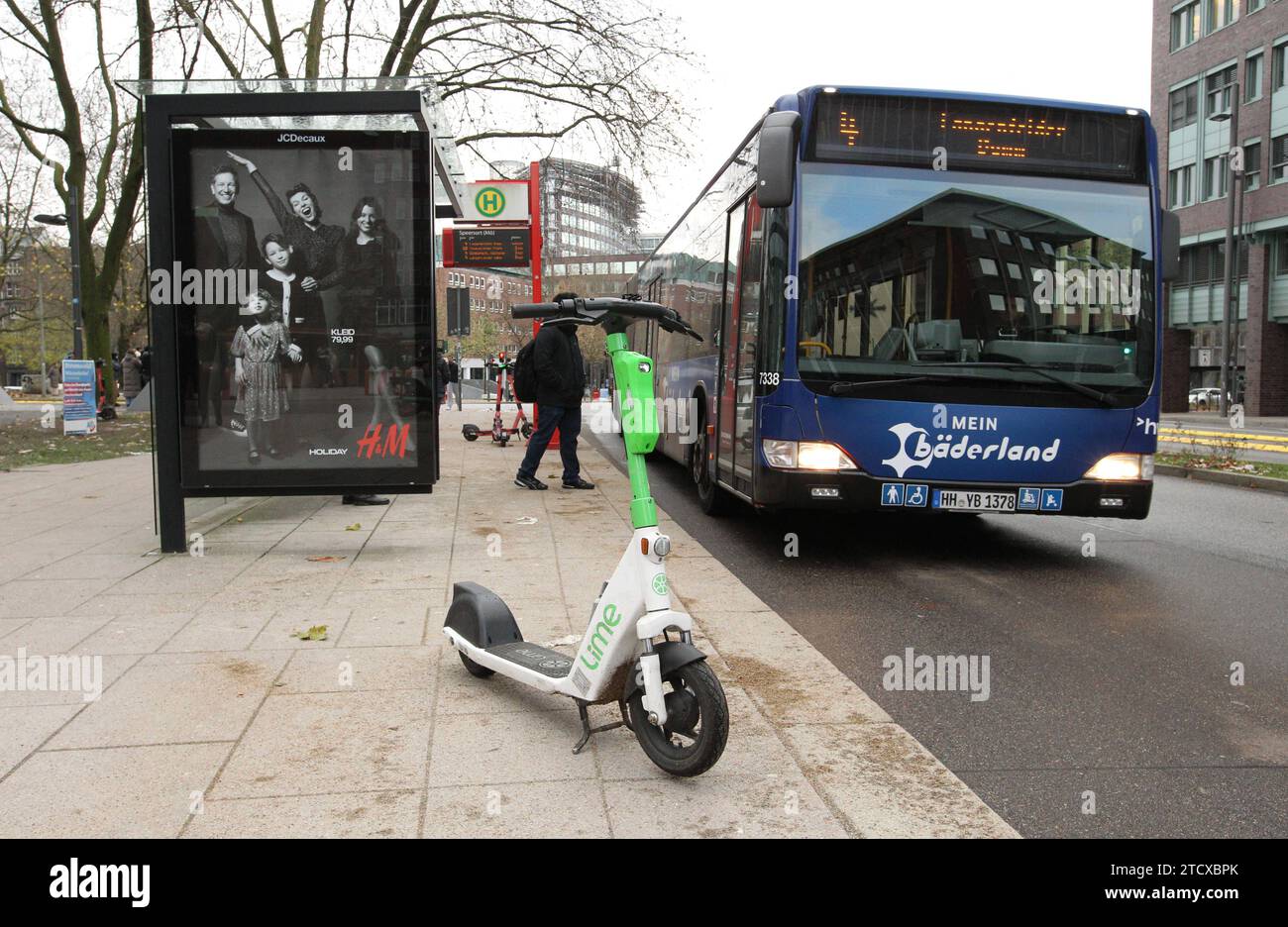 Ein EScooter von Lime steht an einer Bushaltstelle. Altstadt Hamburg