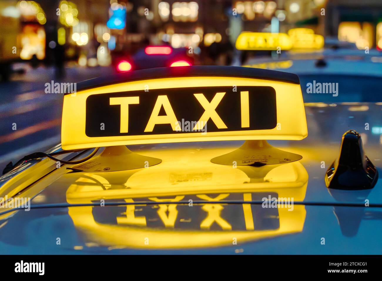 Gelbe Taxi-Schild Auf Taxi Auto Am Abend Oder In Der Nacht In Der  Stadtstraße Lizenzfreie Fotos, Bilder und Stock Fotografie. Image 60248308.