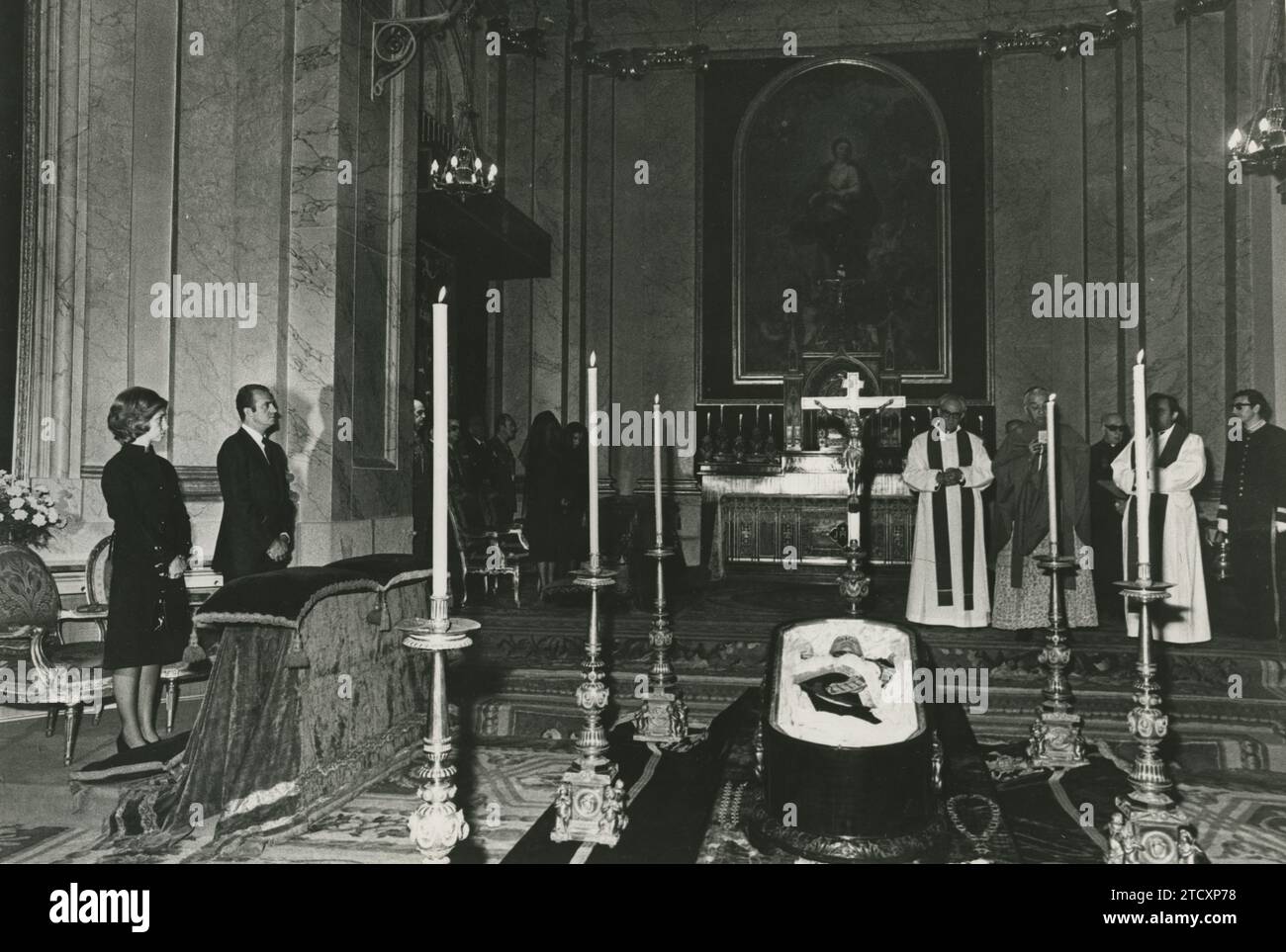 Madrid, 11/20/1975. Death of the Head of State, Mr. Francisco Franco Bahamonde. ?Corpore insepulto? Mass, celebrated in El Pardo and officiated by Don Vicente Enrique y Tarancón, Cardinal Archbishop of Madrid and president of the Spanish Episcopal Conference. In the image, SS. MM. Don Juan Carlos and Doña Sofía, presiding over the official mourning. Credit: Album / Archivo ABC Stock Photo