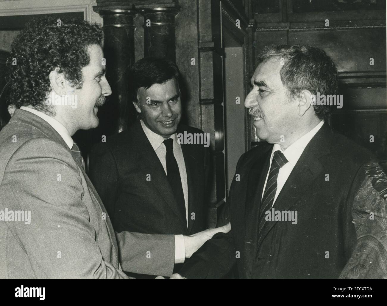 Madrid, 04/29/1983. The Nobel Prize in Literature Gabriel García Márquez with Luis Yáñez and Felipe González during a reception at La Moncloa. Credit: Album / Archivo ABC / Álvaro García Pelayo Stock Photo