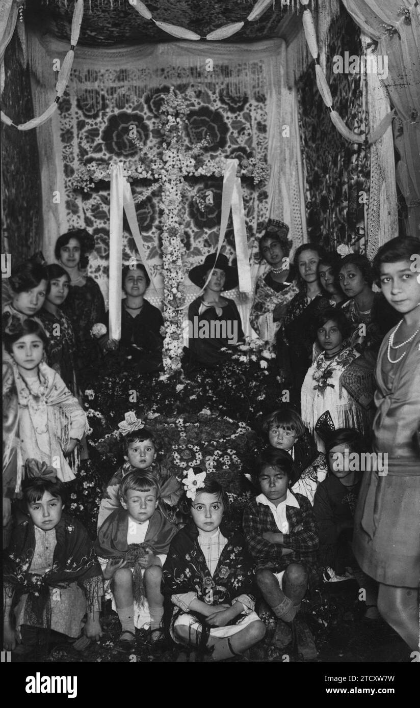 04/30/1928. First prize of the Analog cross, erected on Agustín Moreno street. Credit: Album / Archivo ABC / Santos Stock Photo