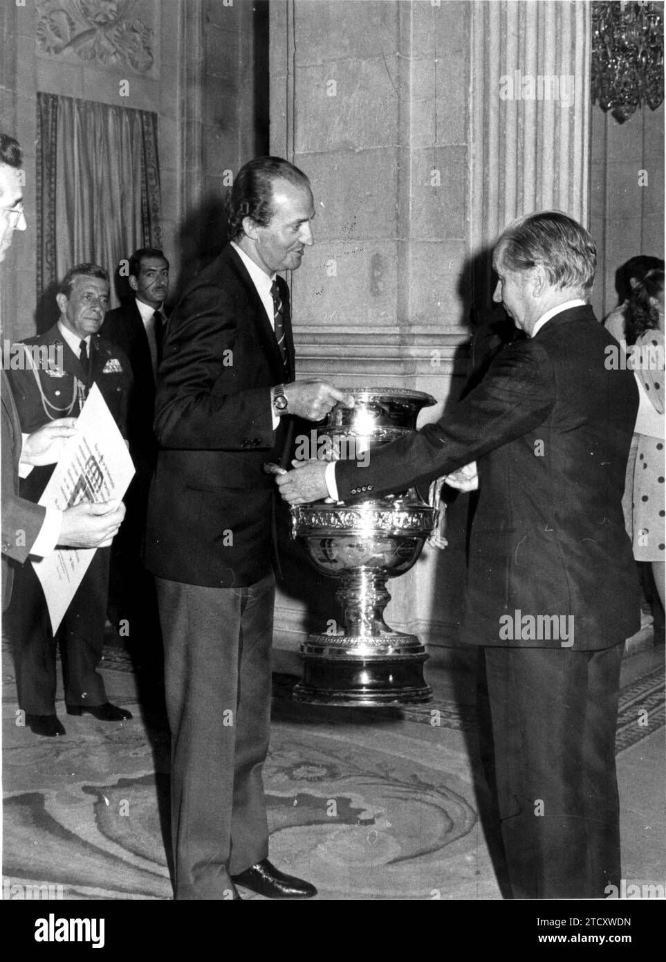 Juan Antonio Samaranch at the moment he receives the Stadium Cup from the hands of His Majesty the King, at the delivery of the 1982 National Sports Awards. The event was held in the Placio Real. Credit: Album / Archivo ABC / Jaime Pato Stock Photo