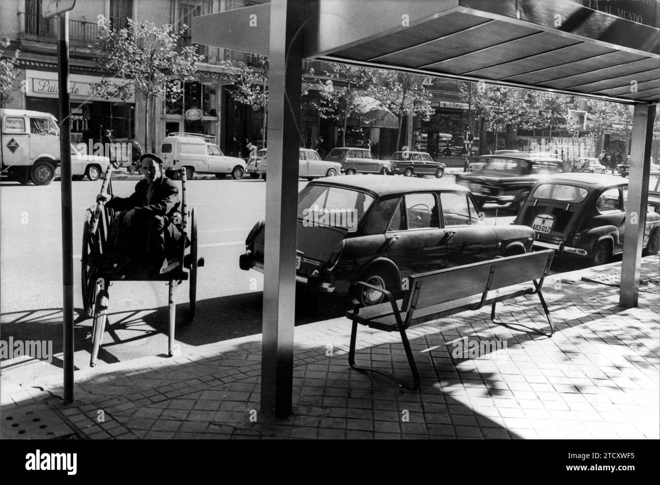Madrid, 11/20/1971. No hurries. This home delivery coal delivery man parked his small car on Serrano Street and, oblivious to the hurried life of big cities, decided to sit on it and soak up some autumn sun, without caring about the enormous automobile rush that circulated around him. Credit: Album / Archivo ABC Stock Photo