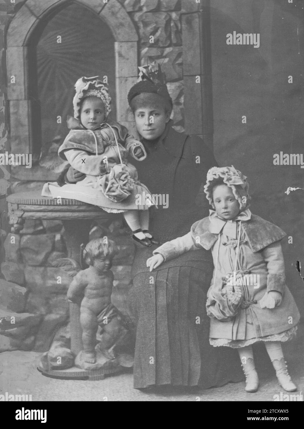 1885 (ca.). Queen María Cristina with her daughters: The Princess of Asturias and Infanta María Teresa. Credit: Album / Archivo ABC / Barcia Y Viet Stock Photo
