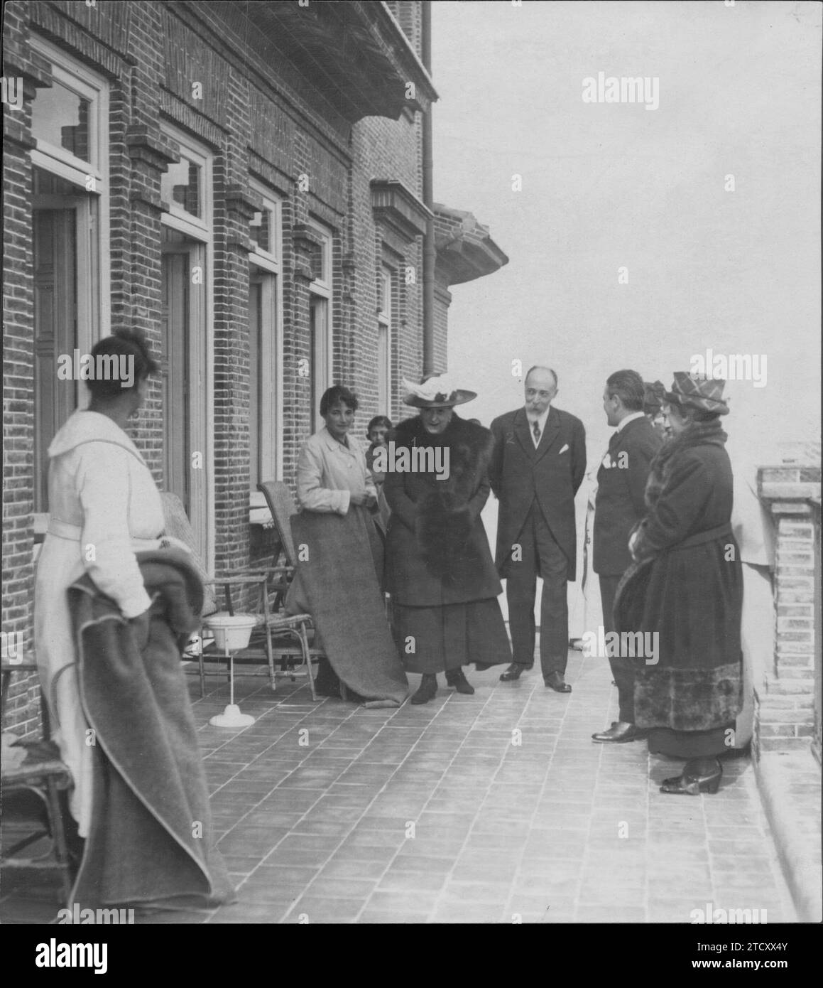 04/07/1919. In the Valdelatas sanatorium. Princess Beatrice (1), mother of HM Queen Victoria, accompanied by Dr. Codina (2), during her visit yesterday. Credit: Album / Archivo ABC / Julio Duque Stock Photo