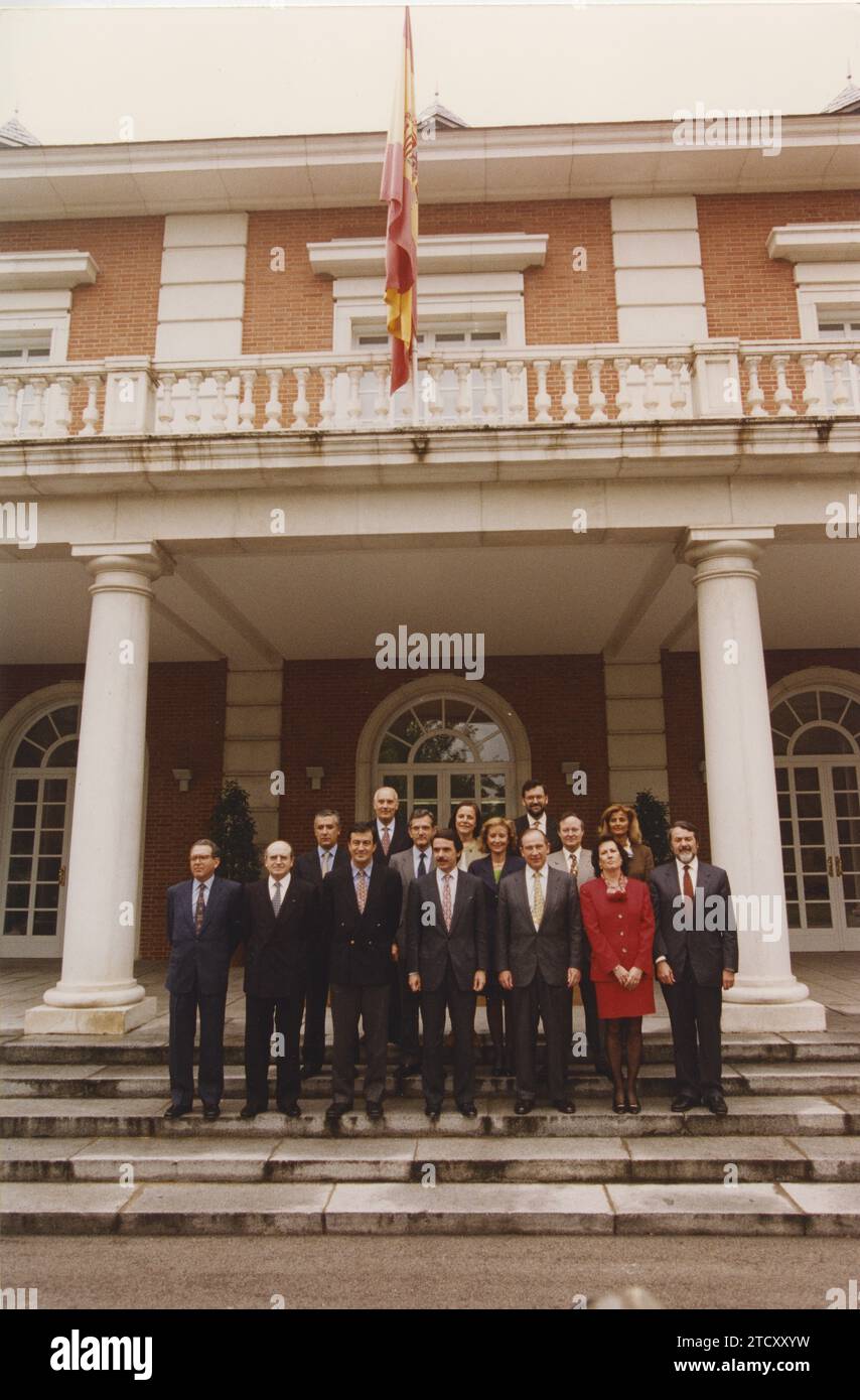 Madrid, 05/07/1996. First meeting of the Council of Ministers. Family photo at the entrance to the La Moncloa Palace. In the image, first row, left. From left to right: Eduardo Serra (Defense), Abel Matutes (Foreign Affairs), Francisco Álvarez Cascos (1st Vice President and Presidency), José María Aznar, Rodrigo Rato (2nd Vice President and Economy and Finance), Margarita Mariscal de Gante (Justice), and Jaime Mayor Oreja (Interior). Second row, from left. From left to right: Javier Arenas (Labor and Social Affairs), Rafael Arias Salgado (Development), Esperanza Aguirre (Education and Culture) Stock Photo