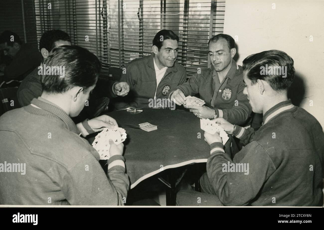 Valencia, November 1959. Rivals on the playing field, the players of Real Madrid and FC Barcelona fraternize in a game of cards. From left to right: Luis Suárez, Gento (almost covered by the Barcelona interior), Ramallets, Di Stéfano and Mateos. The players were concentrated in a hotel in Valencia preparing for the match against Austria that will be played on the 22nd of this month of November. Credit: Album / Archivo ABC / J. Cabrelles Siguenza Stock Photo