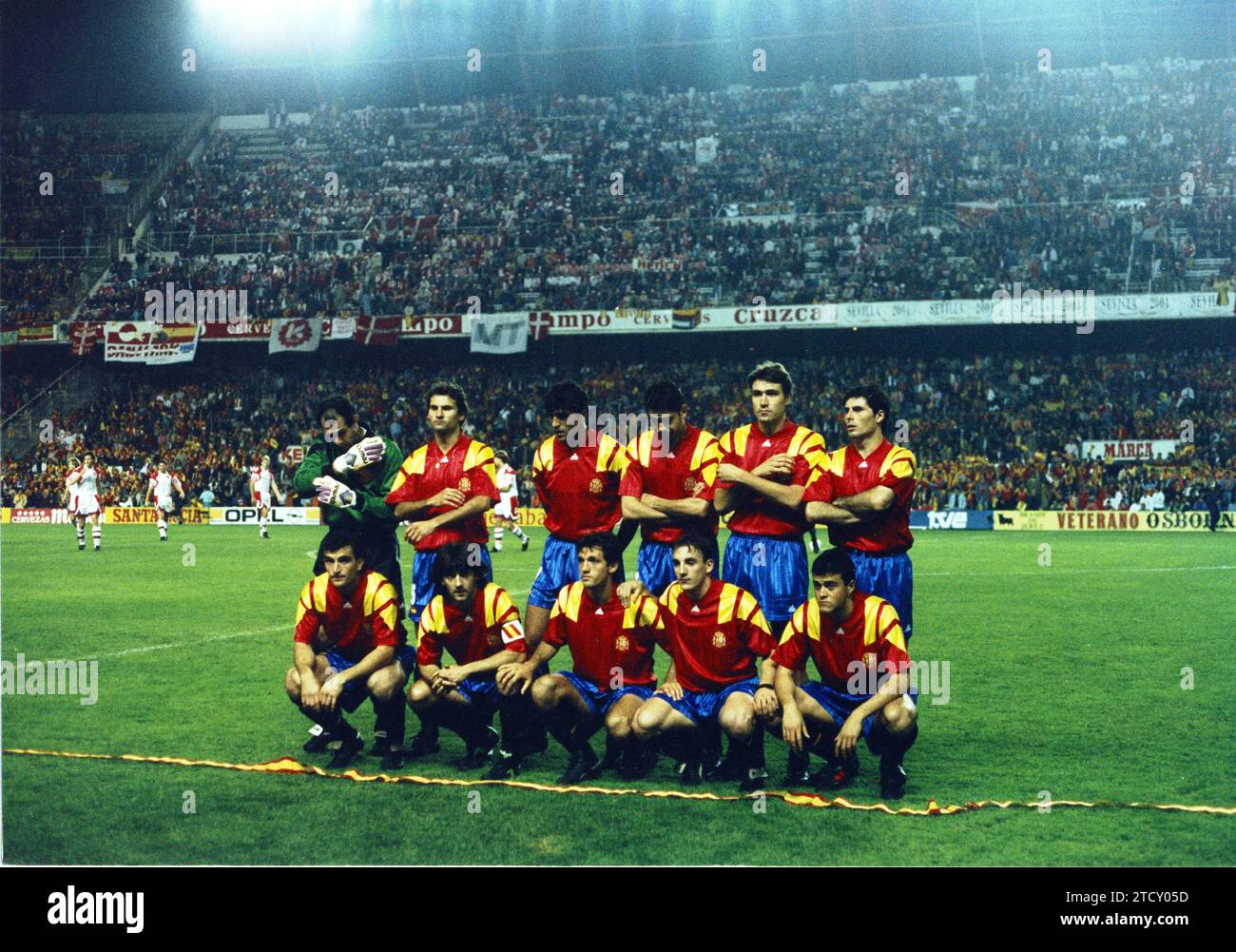 11/16/1993. Spain, to the World Cup after defeating Denmark 1-0 at the Sánchez Pizjuan stadium in Seville. Credit: Album / Archivo ABC / Miguel Berrocal Stock Photo