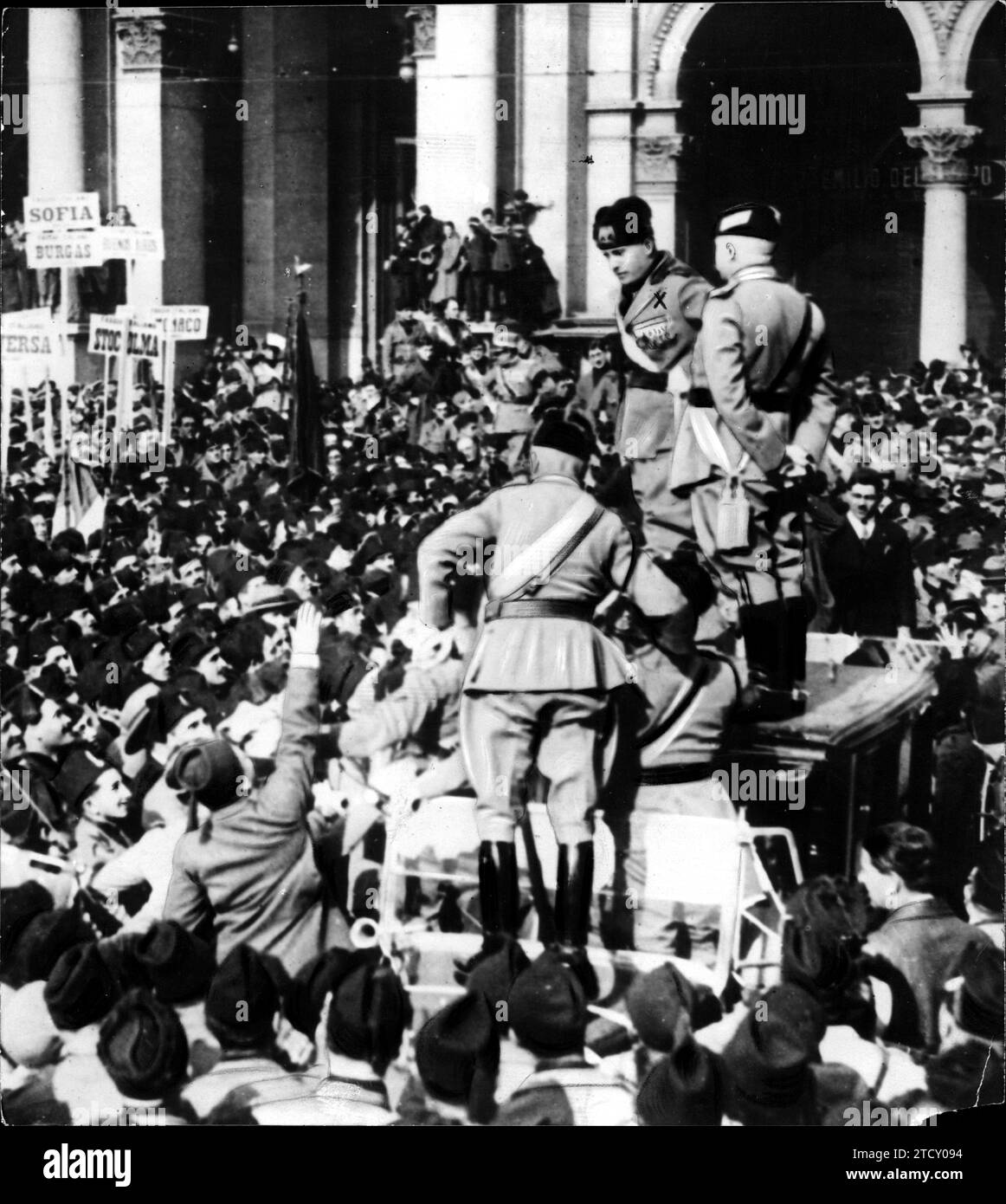 10/28/1925. The head of the Government, Benito Mussolini, gives a speech in the Piazza del Duomo in Milan during the demonstration held on the occasion of the third anniversary of the 'March on Rome'. Credit: Album / Archivo ABC / Vidal Stock Photo