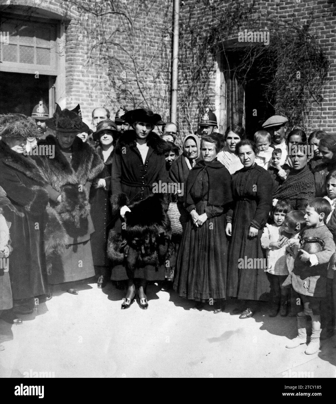 03/10/1919. Madrid. In the convent of the Trinitarias, in La Guindalera. HM Queen Victoria (1), with her Madrid, Princess Beatriz (2), and HRH Infanta Isabel (3), in the distribution of food rations to the poor Verified yesterday. Credit: Album / Archivo ABC / Ramón Alba Stock Photo