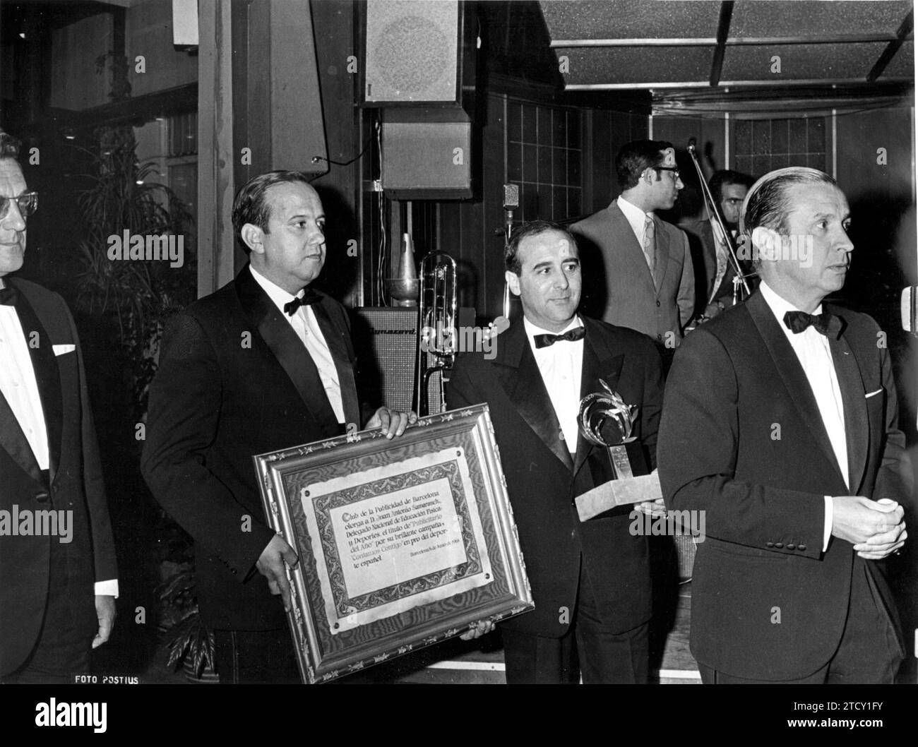 06/07/1968. During a gala dinner held in Barcelona and organized by the Advertising Club, the trophy and diploma of the 'best advertising of the year' by Juan Antonio Samaranch was presented to the national delegate of physical education and sports, Mr. Juan Antonio Samaranch. his brilliant 'We Count on You' Campaign in favor of Spanish sport. In the photo, Mr. Samaranch giving thanks for the distinction while two of his collaborators hold the trophy and the diploma. Credit: Album / Archivo ABC Stock Photo