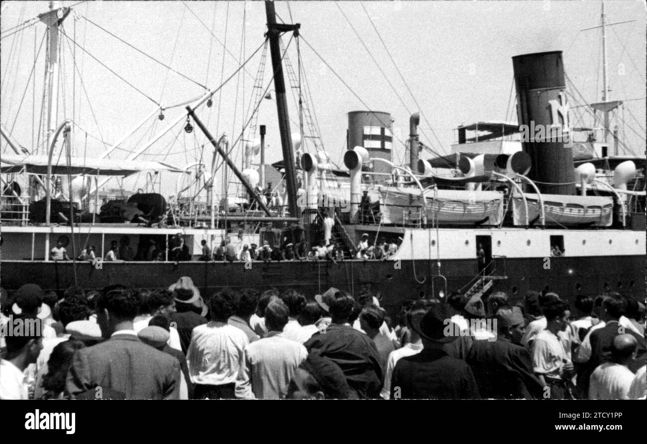 07/27/1936. The Neighbors of Alicante Grouped around the steamship Jaime I, enabled as a prison ship for the Civil Guards who joined the uprising in Albacete. Credit: Album / Archivo ABC / Sánchez Stock Photo
