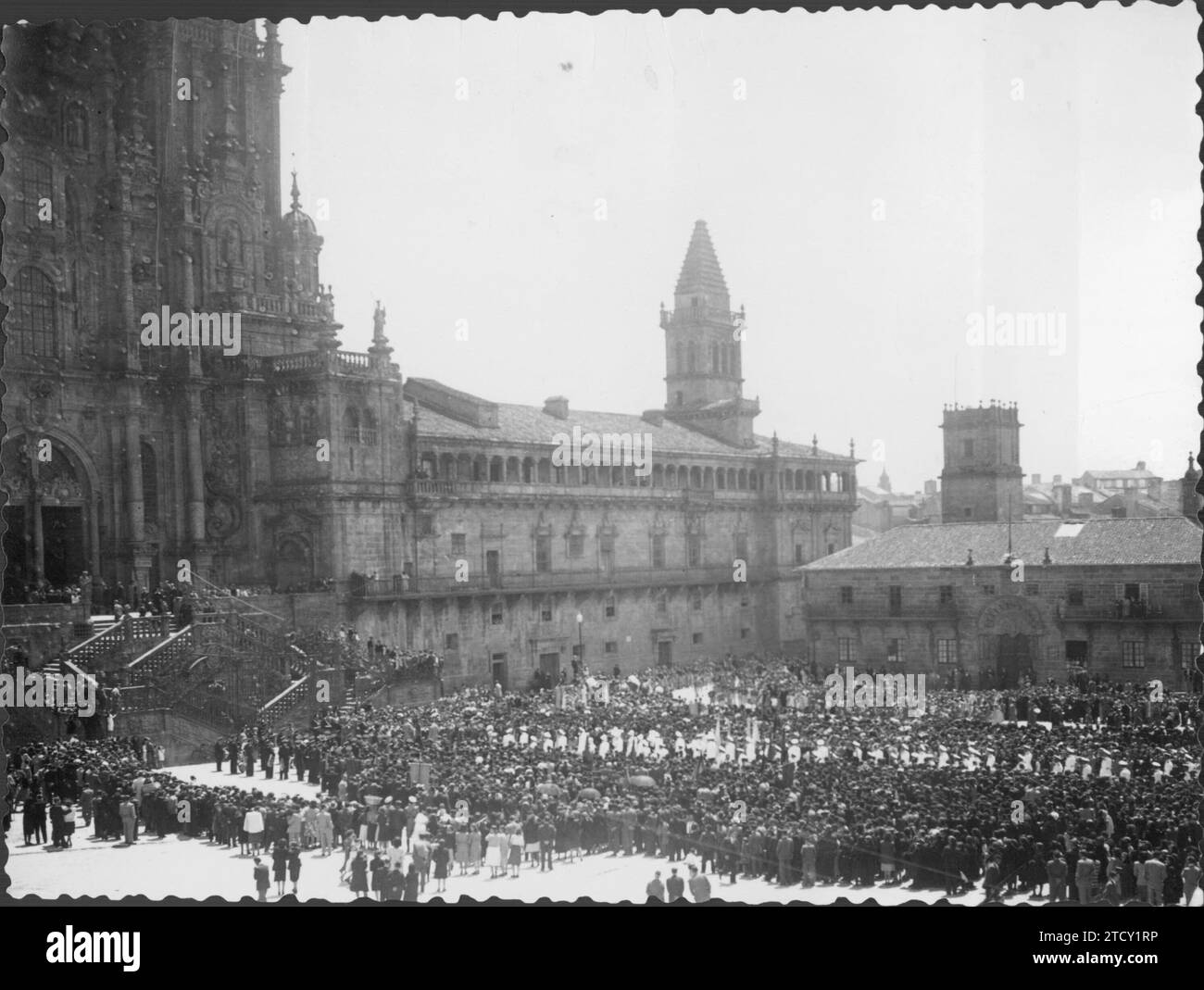 01/01/1940. The pilgrimage of Coruña Enter the cathedral. Credit: Album / Archivo ABC / Arturo Stock Photo