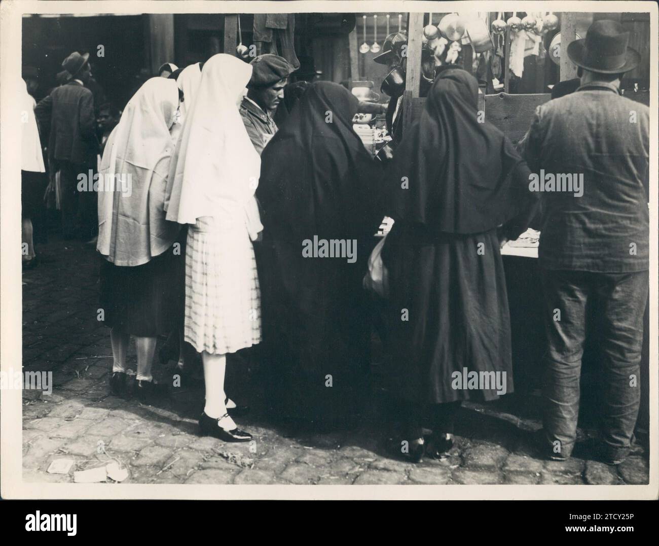 12/31/1919. Women in the square with the Typical Canarian mantilla, the