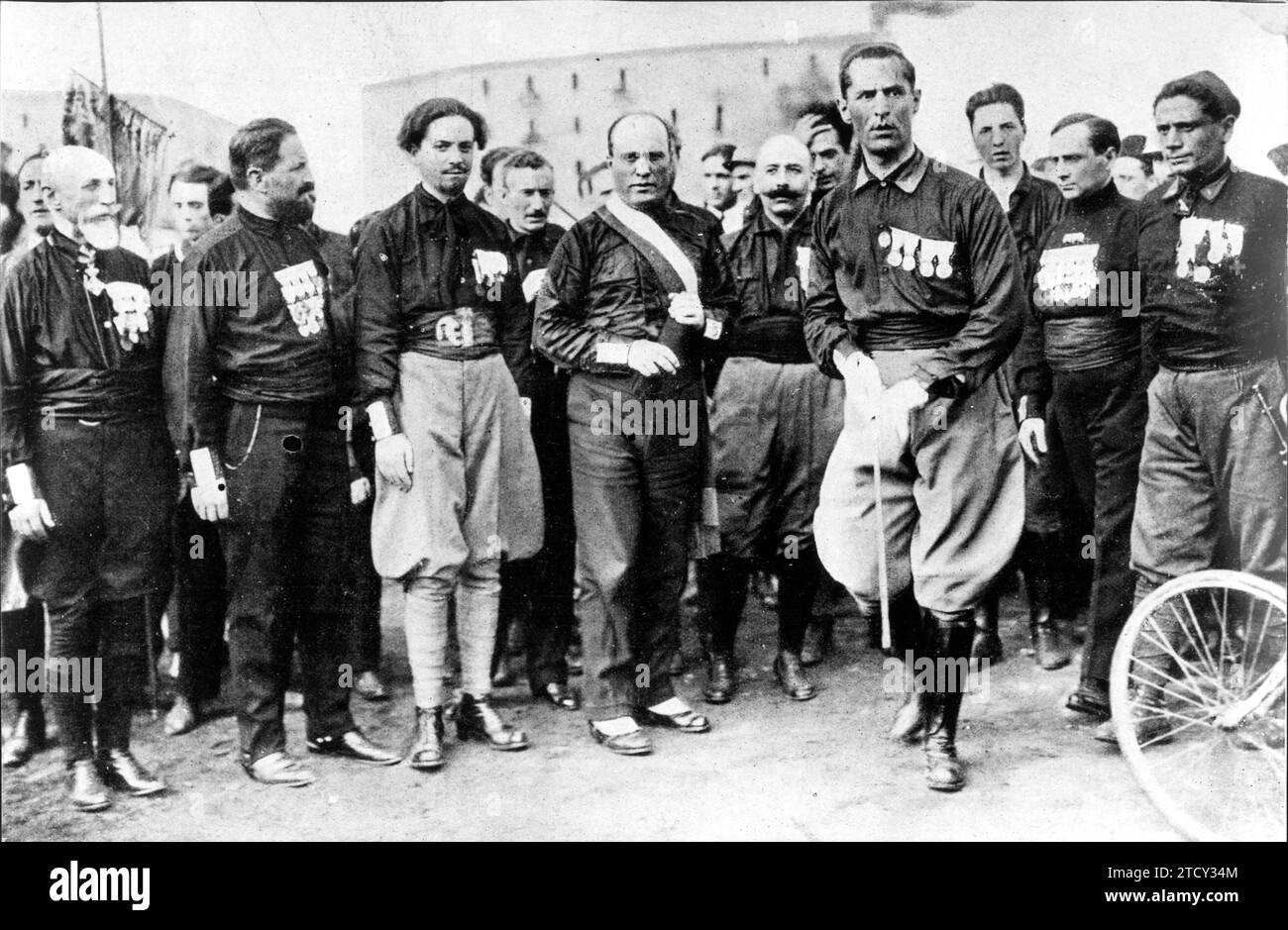 Naples (Italy). 10/24/1922. Benito Mussolini, Michele Bianchi (4th from the left), Italo Balbo (3rd from the left), Cesare Maria de Vecchi (6th from the left) and other black shirts at the Naples convention, a few days before starting «The March about Rome». Credit: Album / Archivo ABC Stock Photo