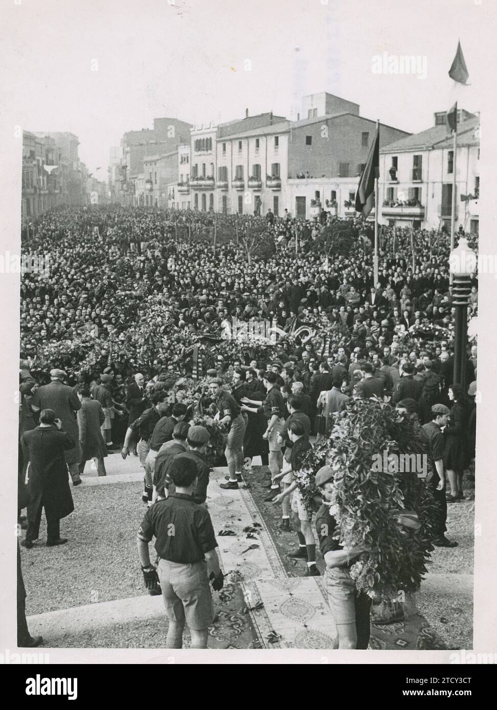 Barcelona, 01/25/1944. Commemoration of the V anniversary of the Liberation of Barcelona. In the image, appearance of the Paseo del Conde de Egara during the offering of the Crowns. Credit: Album / Archivo ABC / Josep Brangulí Stock Photo