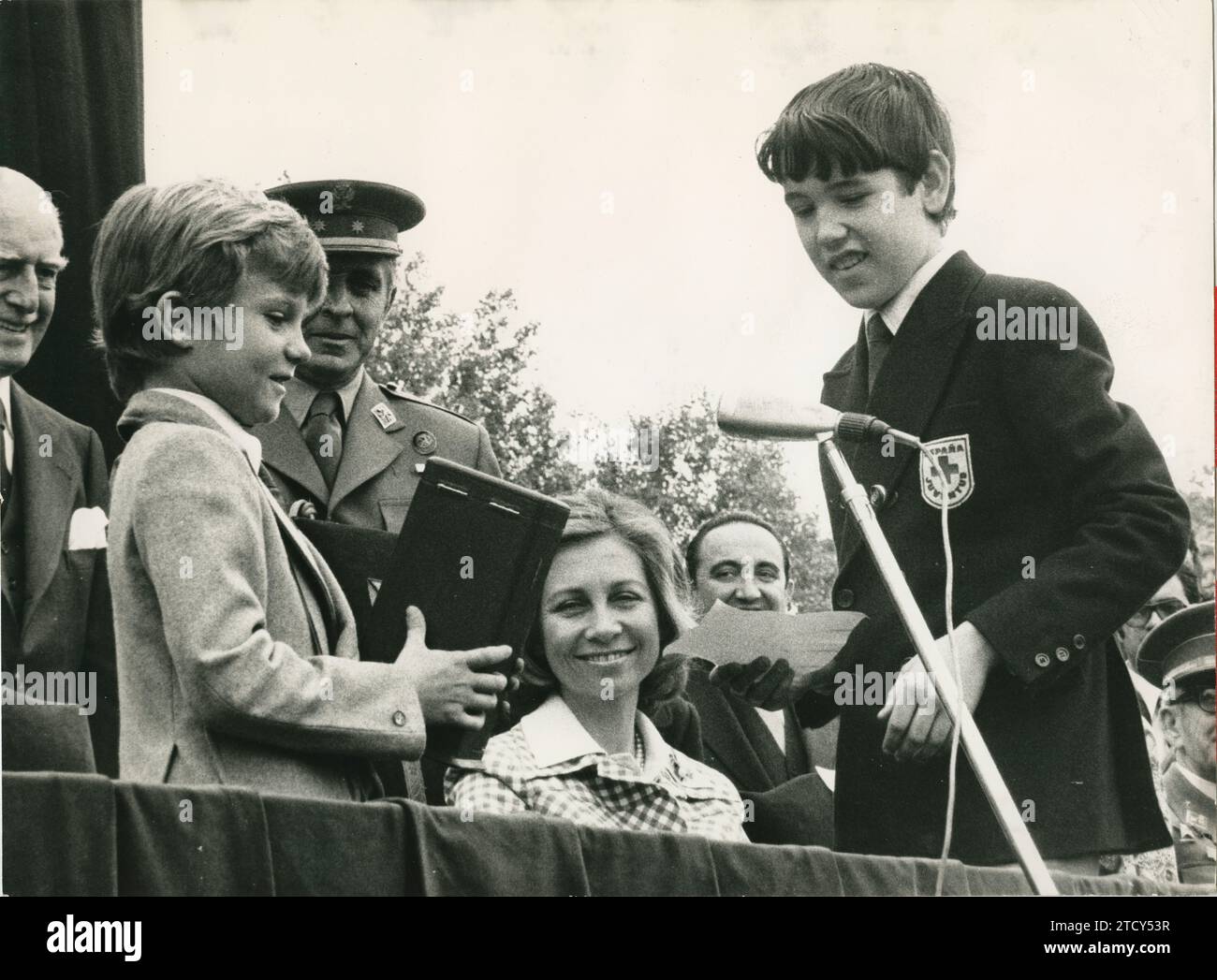 Madrid, 05/08/1976. Infante Felipe, accompanied by Queen Sofía, presided this morning over the tactical exercises commemorating the 'World Red Cross Day' that took place in the Casa de Campo. Infante Don Felipe receives the title of member of the Youth of the Red Cross. Credit: Album / Archivo ABC Stock Photo