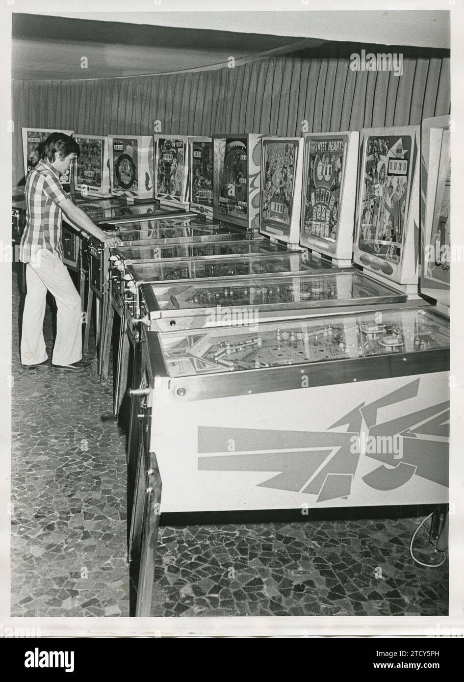 Young man playing pinball machine hi-res stock photography and images ...