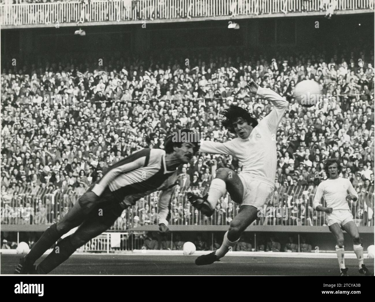 Madrid, 02/05/1978. League match, matchday 20, played at the Santiago Bernabéu stadium between Real Madrid and Español, which ended with the result of 2 to 1 for the locals. IN the image, Santillana and Juan Huertas Carmona fight for an aerial ball. In the background, Jensen. Credit: Album / Archivo ABC / José García Stock Photo