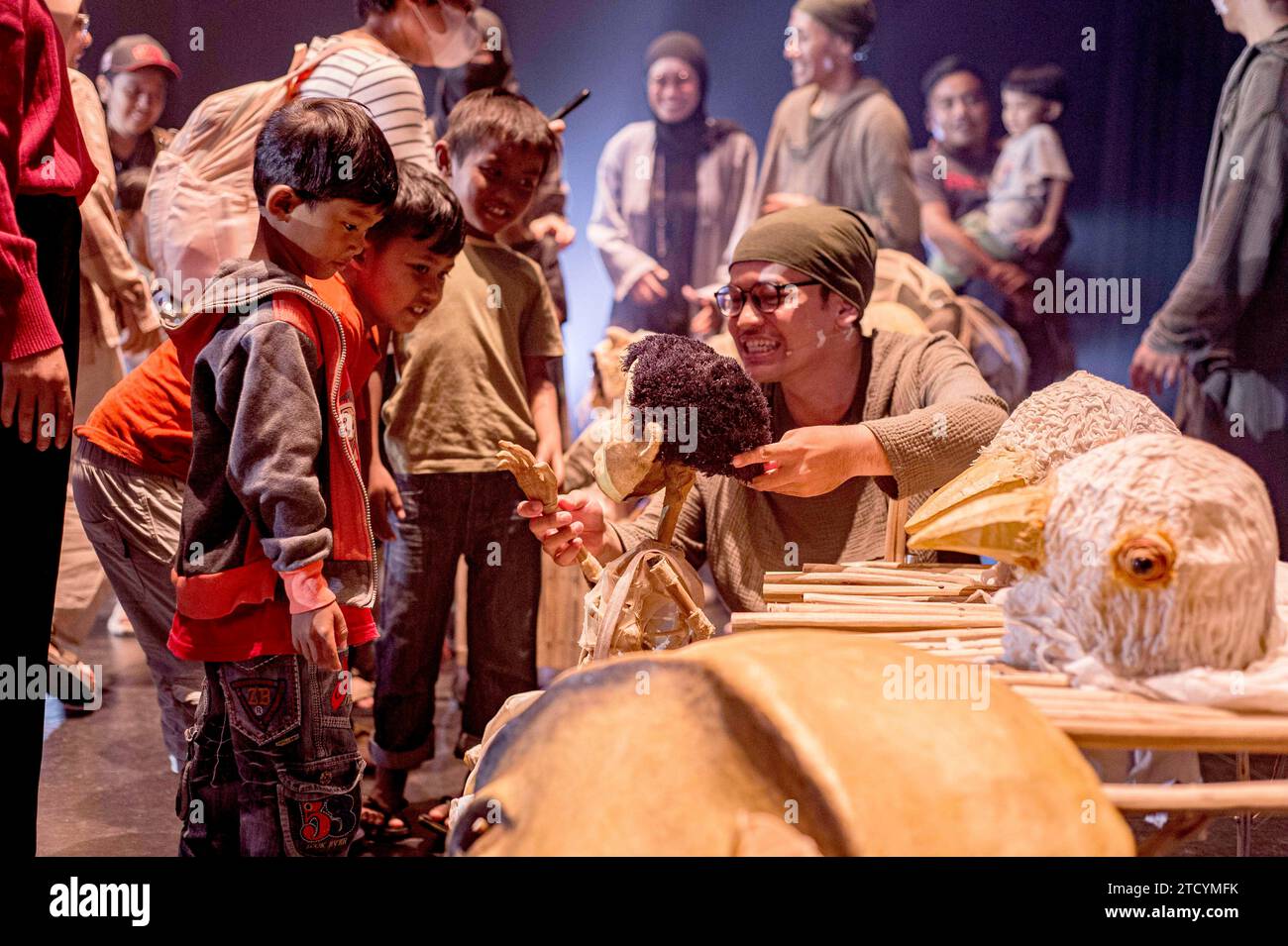 (231215) YOGYAKARTA, Dec. 15, 2023 (Xinhua) Children interact