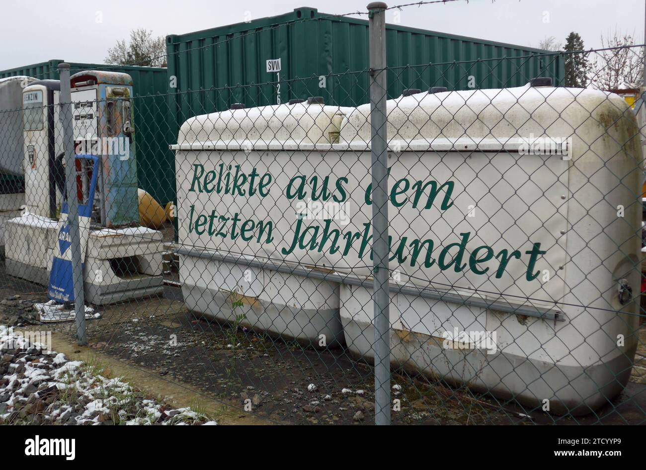 Ein Mineralölhandel am Bahnhof von Scheeßel Landkreis Rotenburg / Wümme in Niedersachsen hat am Rande seines Firmengeländes eine Sammlung alter Zapfsäulen und anderer Relikte aus dem 20. Jahrhundert ausgestellt. *** A petroleum retailer at Scheeßel railroad station in the Rotenburg Wümme district of Lower Saxony has a collection of old petrol pumps and other relics from the 20th century on display at the edge of its premises Stock Photo