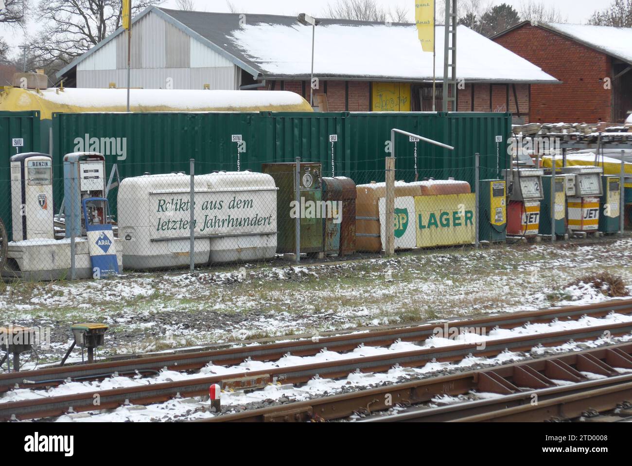 Ein Mineralölhandel am Bahnhof von Scheeßel Landkreis Rotenburg / Wümme in Niedersachsen hat am Rande seines Firmengeländes eine Sammlung alter Zapfsäulen und anderer Relikte aus dem 20. Jahrhundert ausgestellt. *** A petroleum retailer at Scheeßel railroad station in the Rotenburg Wümme district of Lower Saxony has a collection of old petrol pumps and other relics from the 20th century on display at the edge of its premises Stock Photo