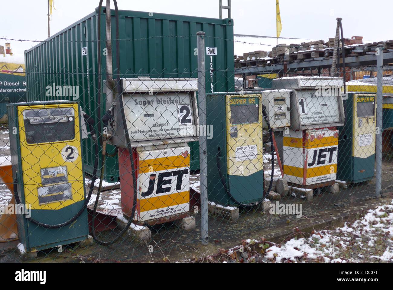 Ein Mineralölhandel am Bahnhof von Scheeßel Landkreis Rotenburg / Wümme in Niedersachsen hat am Rande seines Firmengeländes eine Sammlung alter Zapfsäulen und anderer Relikte aus dem 20. Jahrhundert ausgestellt. *** A petroleum retailer at Scheeßel railroad station in the Rotenburg Wümme district of Lower Saxony has a collection of old petrol pumps and other relics from the 20th century on display at the edge of its premises Stock Photo