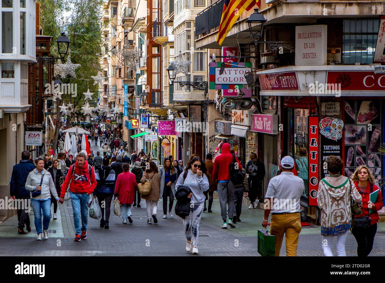 Fußgänger auf der Einkaufsstraße Carrer dels Oms in Palma de Mallorca  Spanien . Palma de Mallorca *** Pedestrians on the shopping street Carrer dels Oms in Palma de Mallorca Spain Palma de Mallorca Stock Photo