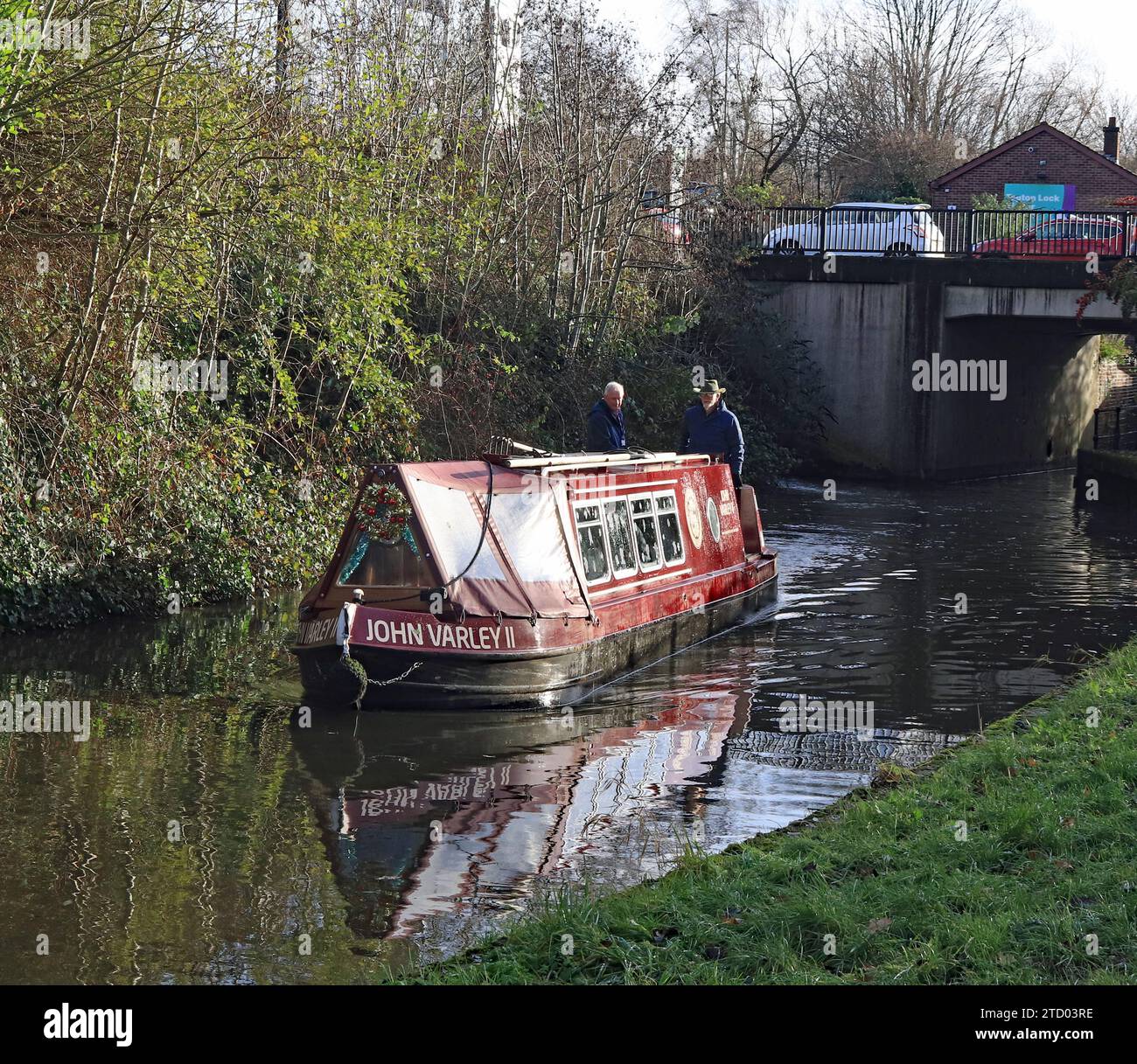 Santa cruises along the Chesterfield canal, the “John Varley II”, adorned with a Christmas wreath is on a cruise with Father Christmas aboard. Stock Photo
