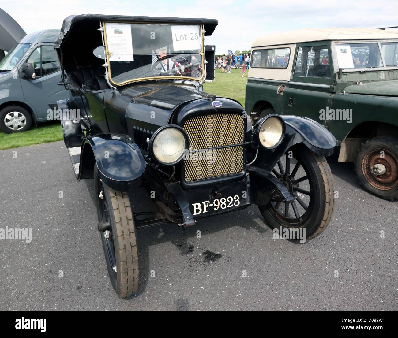 Three-quarters front view of a Dark Green, 1917, Allen Model 37, in the Ewbanks Live auction, at the 2023 British Motor Show Stock Photo