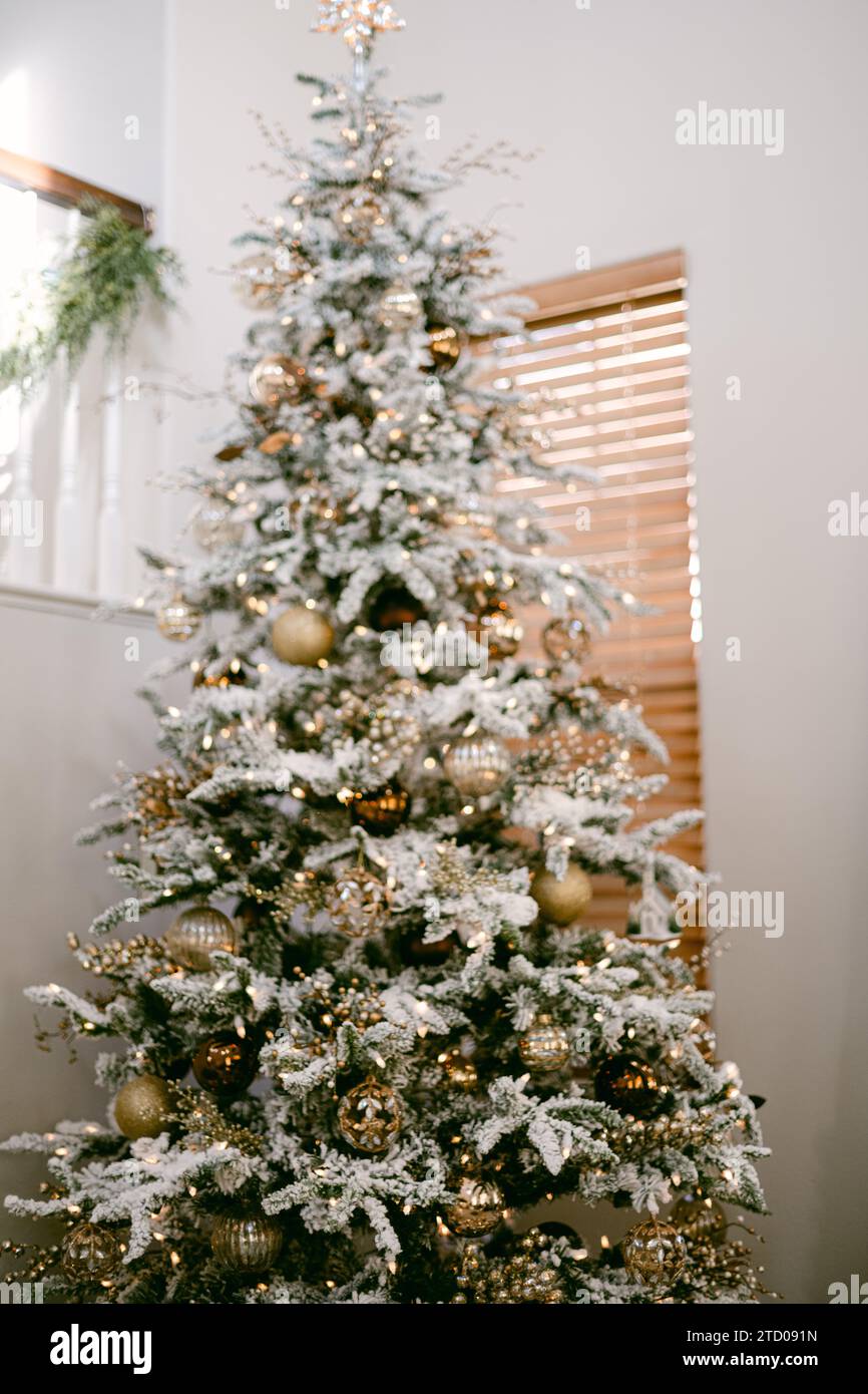 White and gold christmas tree hi-res stock photography and images - Alamy