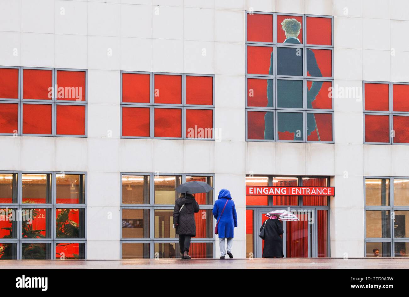 15 December 2023, Hamburg Visitors are on their way to the major anniversary exhibition at the