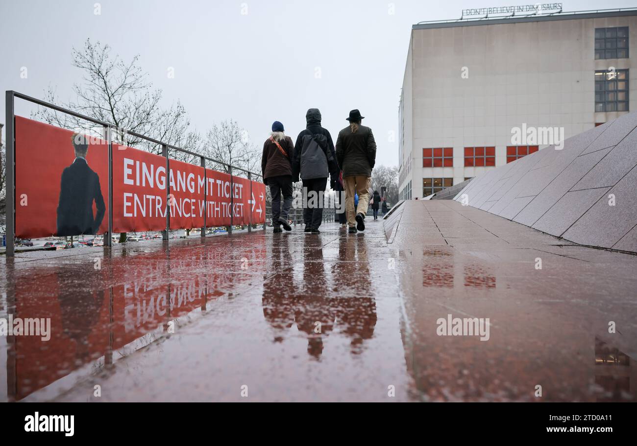 15 December 2023, Hamburg Visitors are on their way to the major anniversary exhibition at the