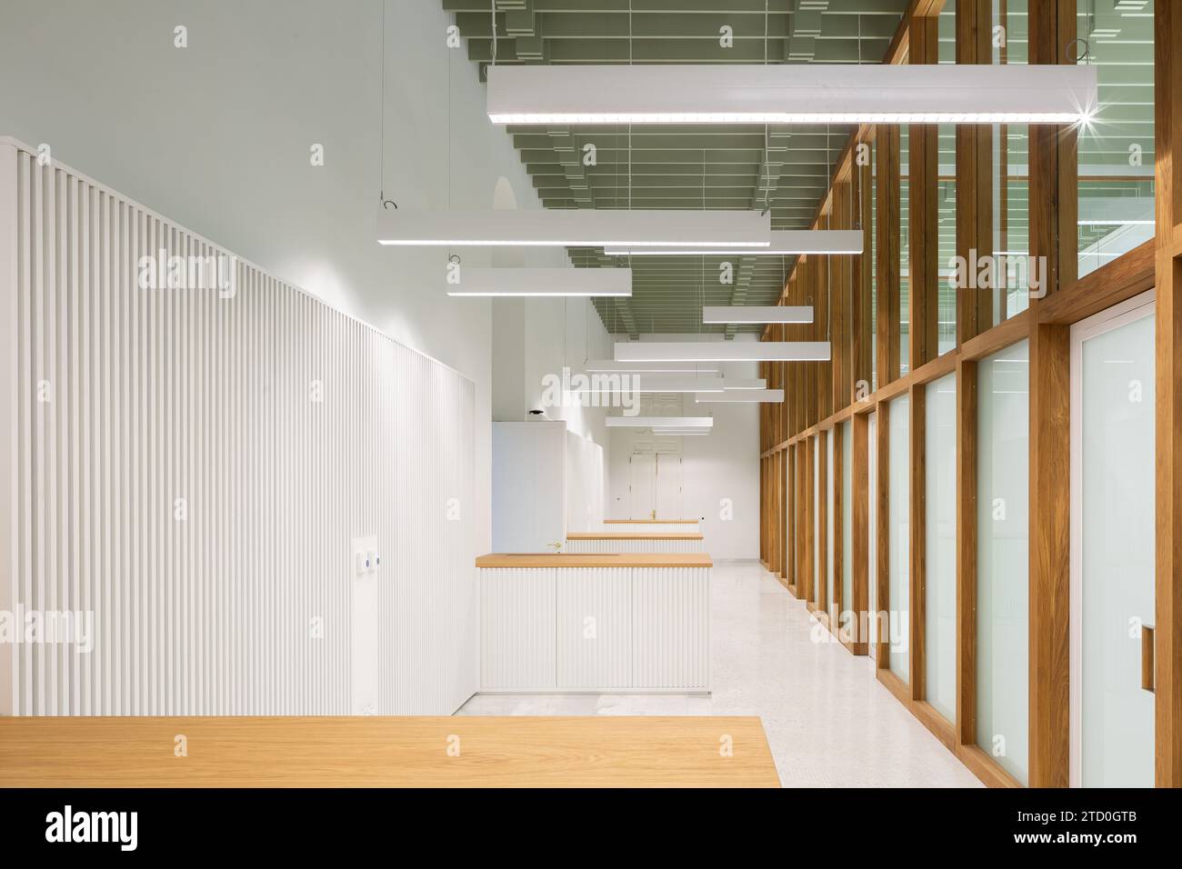 Visual Reference: Bright And Airy Office Space In Madrid With Wooden Counters