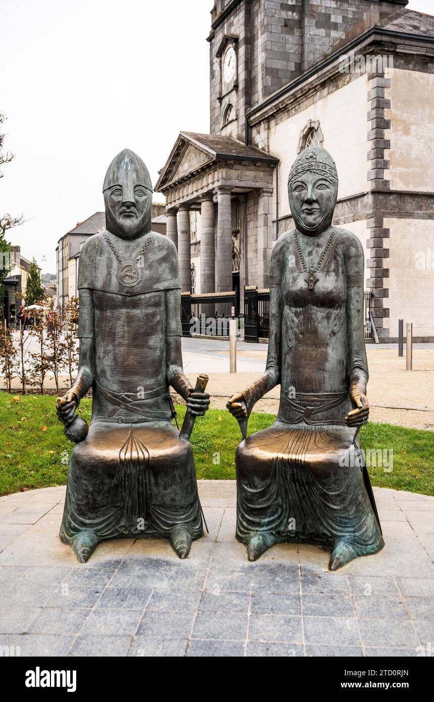 Statue commemorating the marriage of Strongbow and Aoife, in the Cathedral Square, Viking Triangle of Waterford city center, Ireland Stock Photo