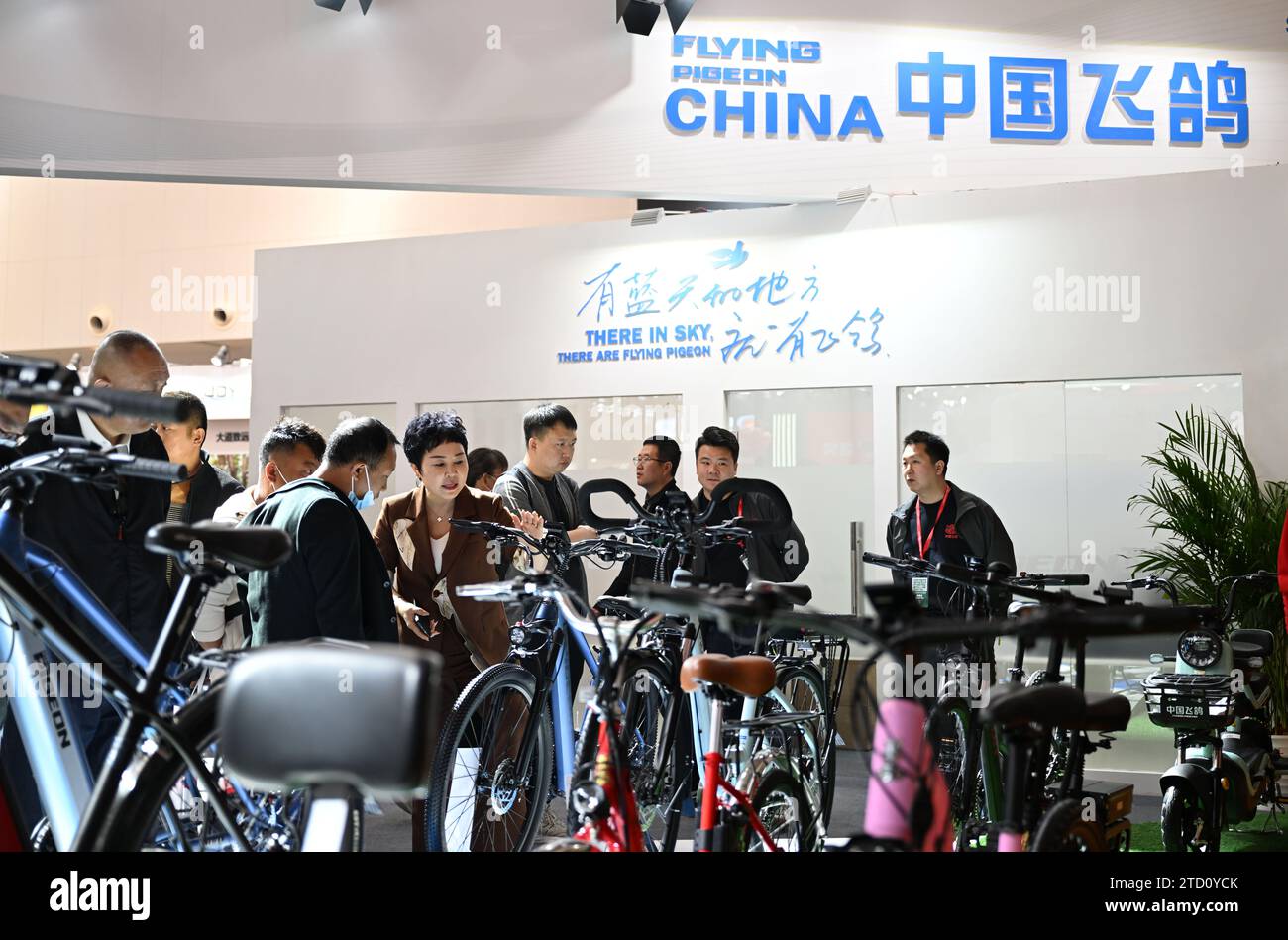(231215) -- TIANJIN, Dec. 15, 2023 (Xinhua) -- People visit the booth ...