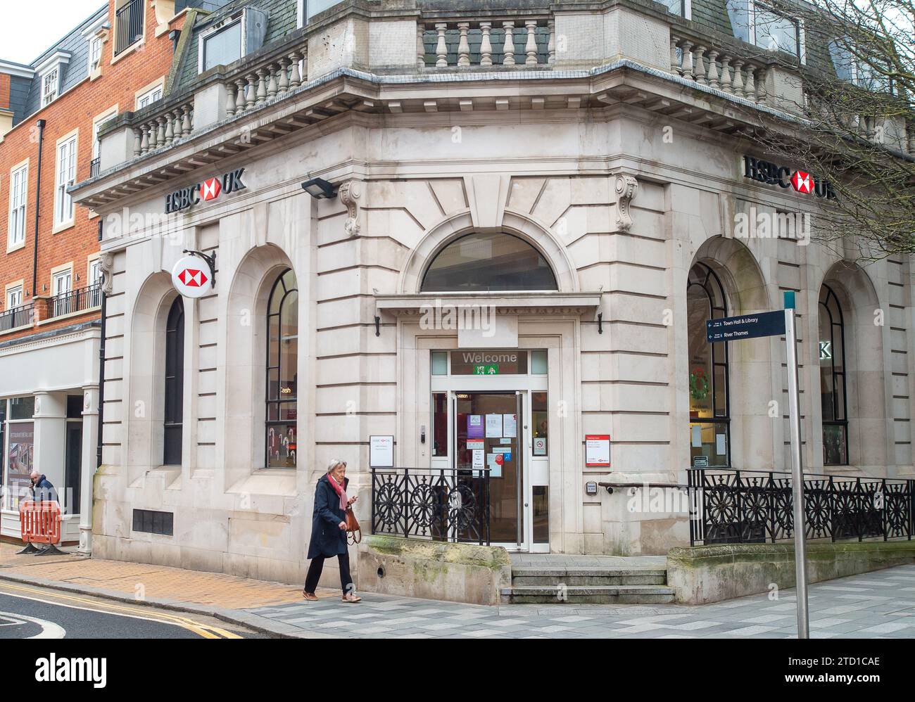 Maidenhead, Berkshire, UK. 15th December, 2023. An HSBC bank branch in Maidenhead, Berkshire. Yesterday the Bank of England decided to hold rates at 5.25% which is good news for both mortgage holders and savers. The base rate is predicted to drop to 4% during 2024. Credit: Maureen McLean/Alamy Live News Stock Photo