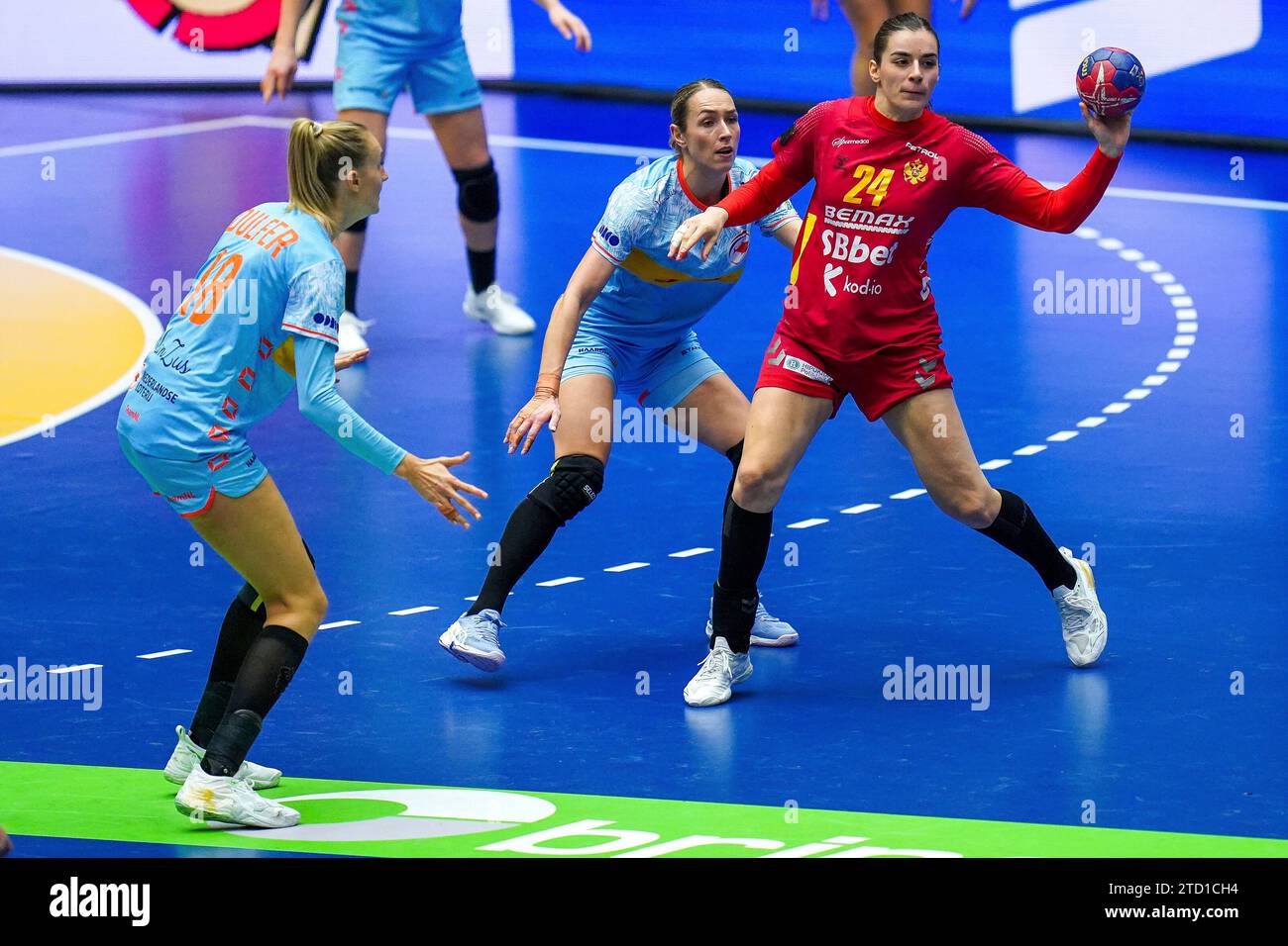 HERNING, DENMARK - DECEMBER 15: Kelly Dulfer of the Netherlands, Lois Abbingh of The Netherlands, Tanja Ivanovic of Montenegro during the 26th IHF Women's World Championship Handball Final Round, 5-8 place match between Montenegro and Netherlands at Jyske Bank Boxen on December 15, 2023 in Herning, Denmark (Photo by Henk Seppen/Orange Pictures) Stock Photo