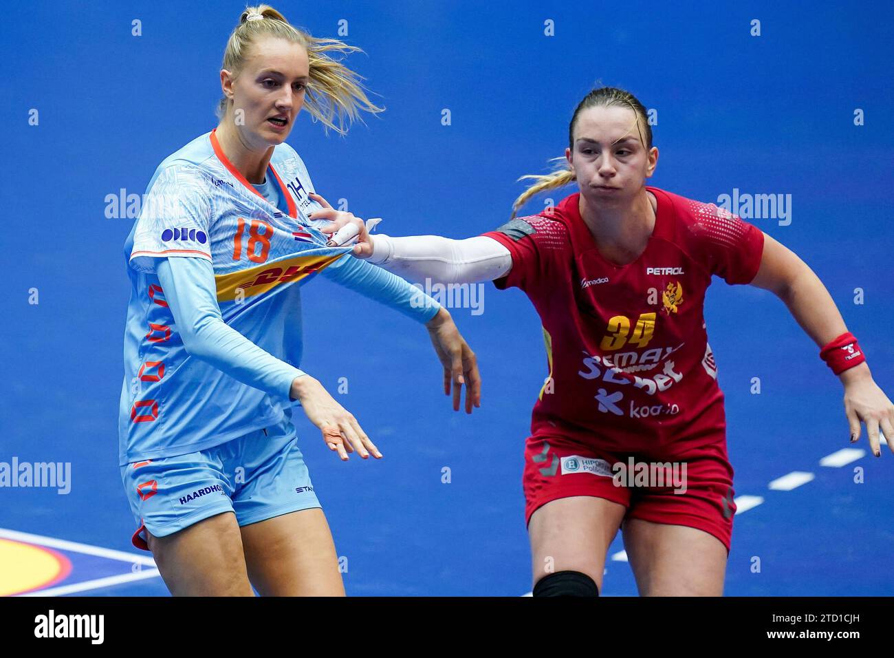 HERNING, DENMARK - DECEMBER 15: Kelly Dulfer of the Netherlands, Tatjana Brnovic of Montenegro during the 26th IHF Women's World Championship Handball Final Round, 5-8 place match between Montenegro and Netherlands at Jyske Bank Boxen on December 15, 2023 in Herning, Denmark (Photo by Henk Seppen/Orange Pictures) Stock Photo