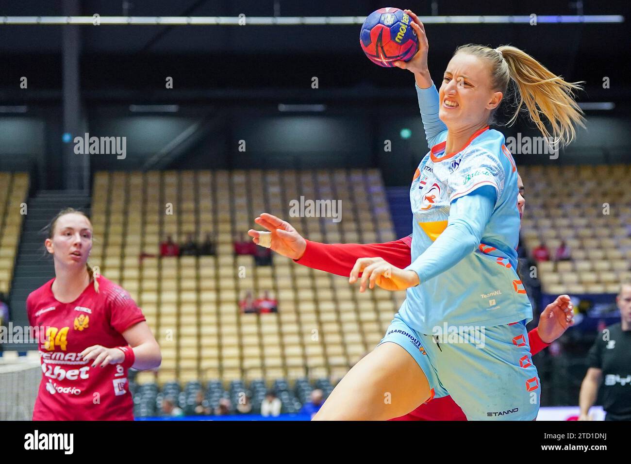 HERNING, DENMARK - DECEMBER 15: Kelly Dulfer of the Netherlands during the 26th IHF Women's World Championship Handball Final Round, 5-8 place match between Montenegro and Netherlands at Jyske Bank Boxen on December 15, 2023 in Herning, Denmark (Photo by Henk Seppen/Orange Pictures) Stock Photo