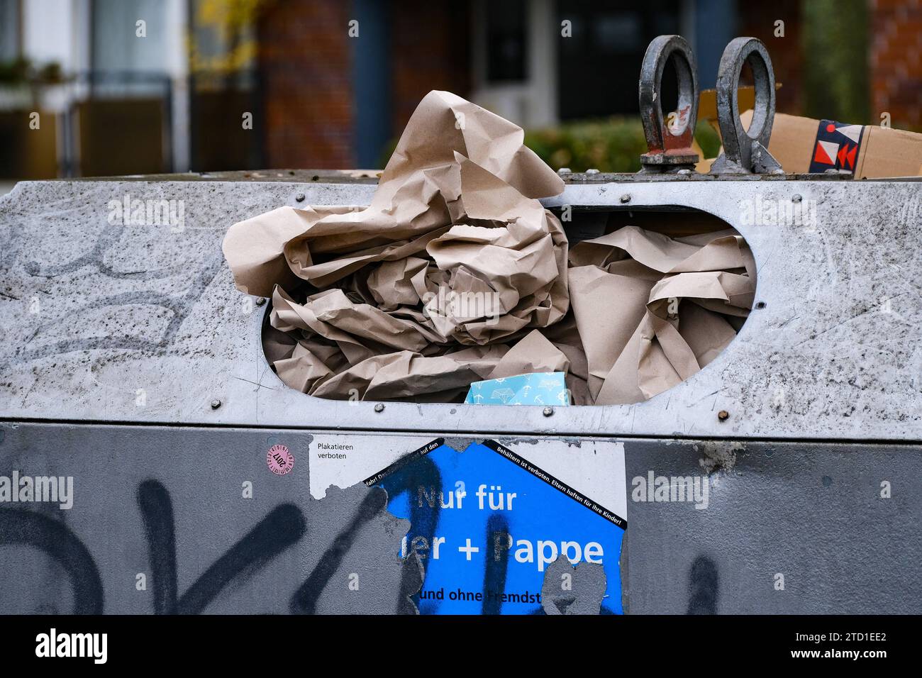 Düsseldorf 15.12.2023 Recycling Müll Abfall Wohlstandsmüll Wohlstandsgesellschaft Verpackung Verpackungsmüll Altpapier Papier Container Papiercontainer Karton Paket Papiermangel Online-Shopping Amazonsteuer Düsseldorf Nordrhein-Westfalen Deutschland *** Düsseldorf 15 12 2023 recycling waste waste prosperity waste prosperity society packaging packaging waste paper container paper container cardboard package paper shortage online shopping Amazon tax Düsseldorf North Rhine-Westphalia Germany Stock Photo