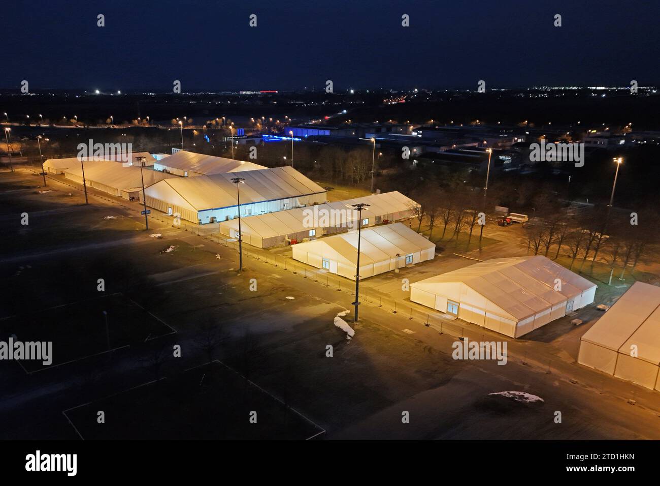 Fluechtlingsunterkuenfte auf einem Parkplatz der Messe Muenchen,Zelte fuer Gefluechtete in der