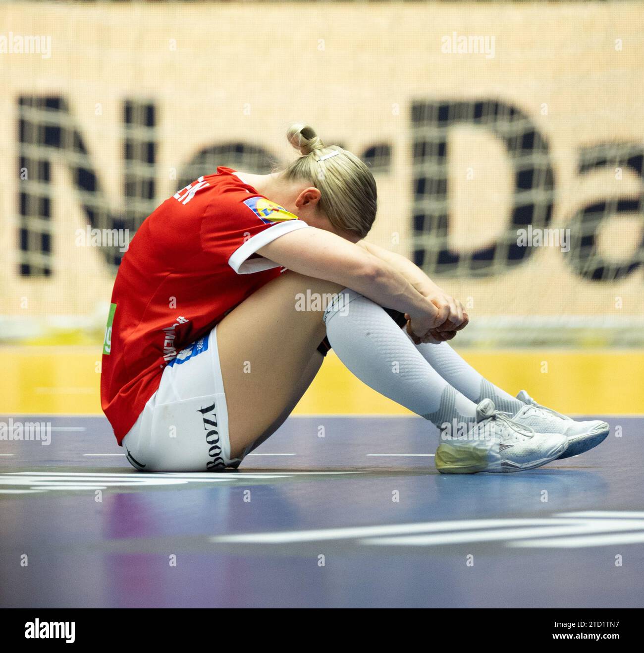 Herning, Denmark, December 15th 2023: Players of Denmrk looks dejected after the IHF Womens World Championship 2023 semi final game between Denmark and Norway at Jyske Bank Boxen in Herning, Denmark  (Ane Frosaker / SPP) Stock Photo