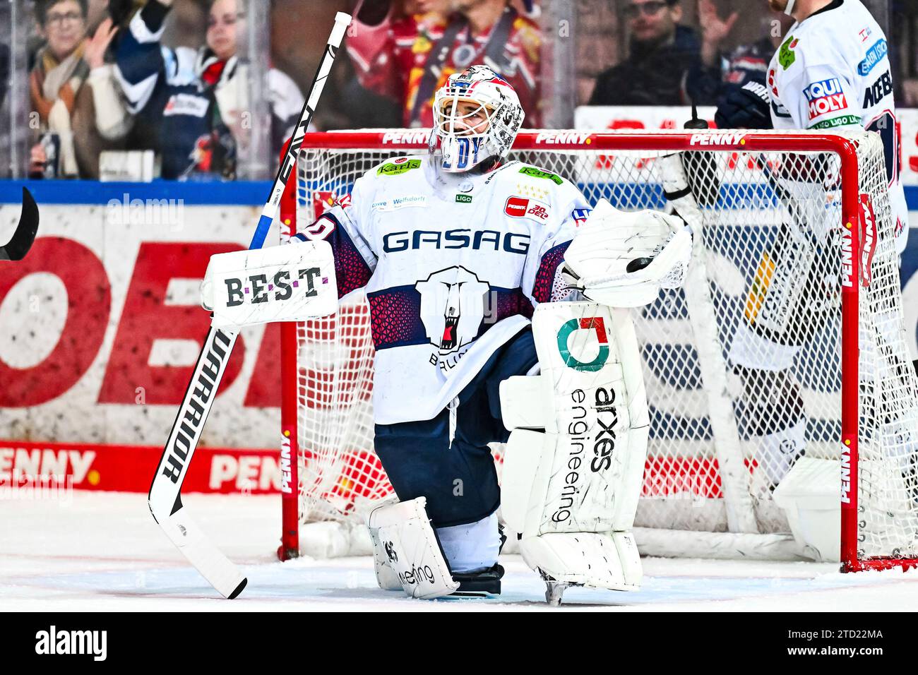 Jake Hildebrand (Eisbaeren Berlin, 30) hält den Puck GER, Iserlohn