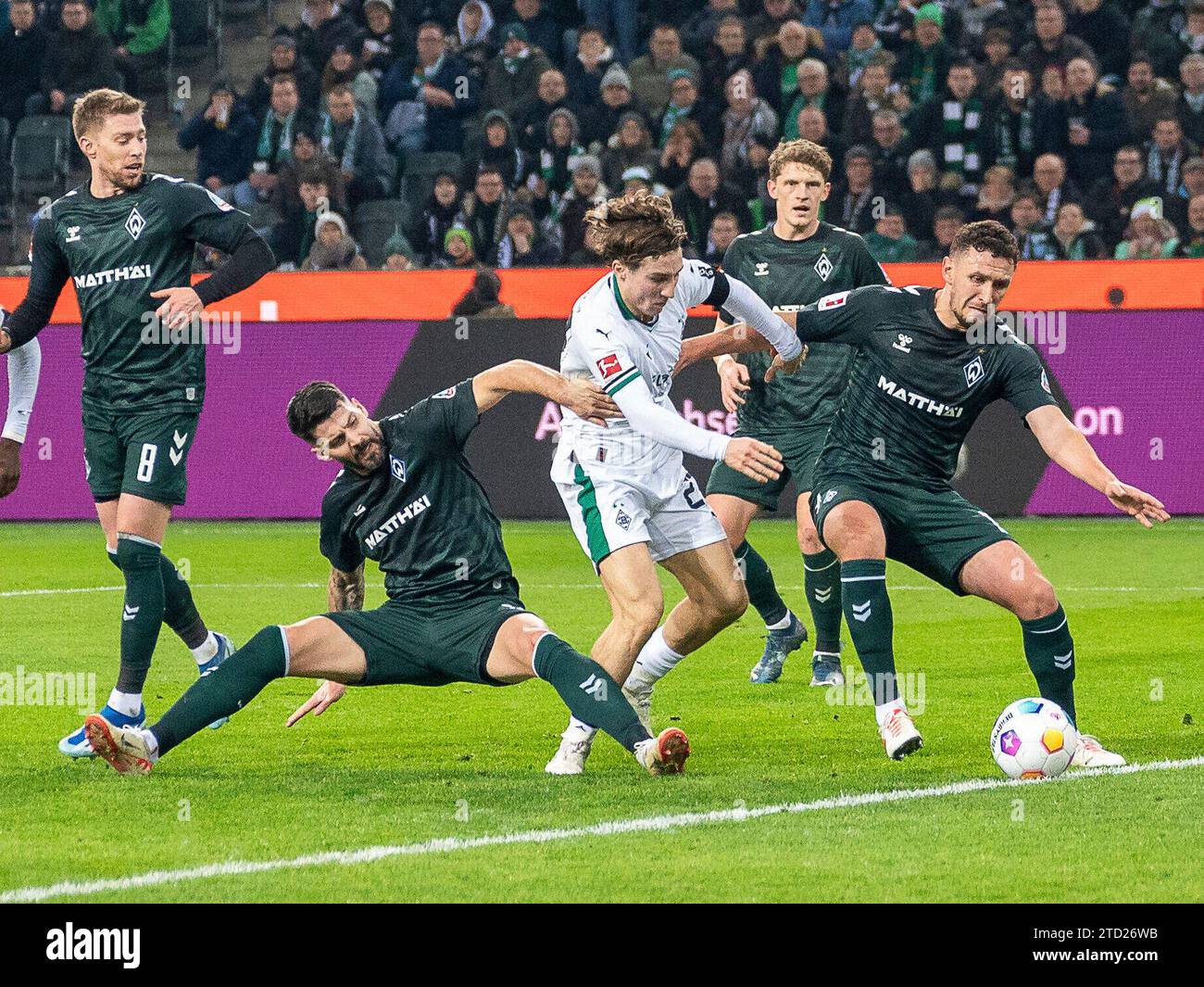 Rocco Reitz (Borussia Monechengladbach, #27) versucht sich gegen ...