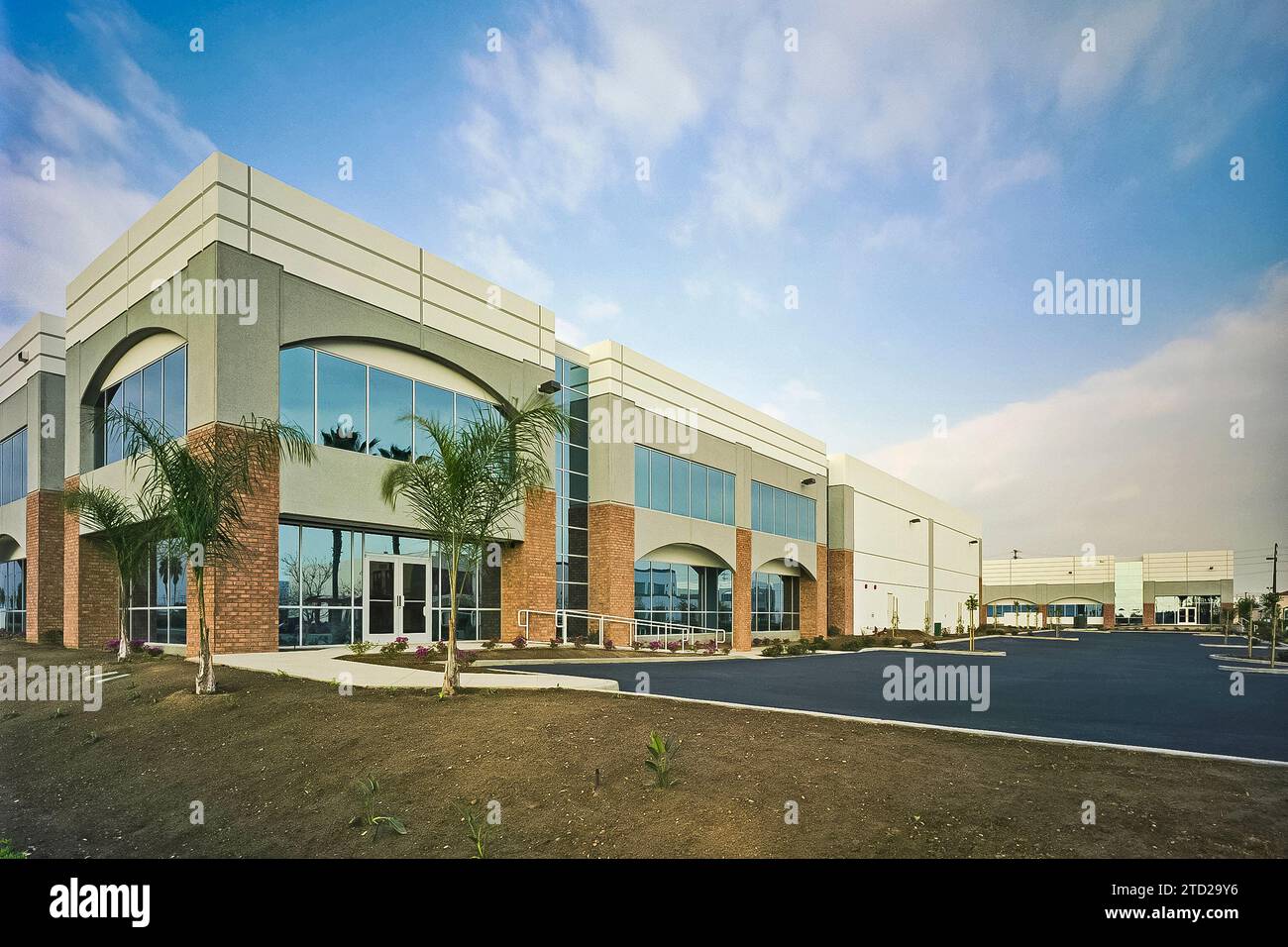 Building tilt up palm tree hi-res stock photography and images - Alamy