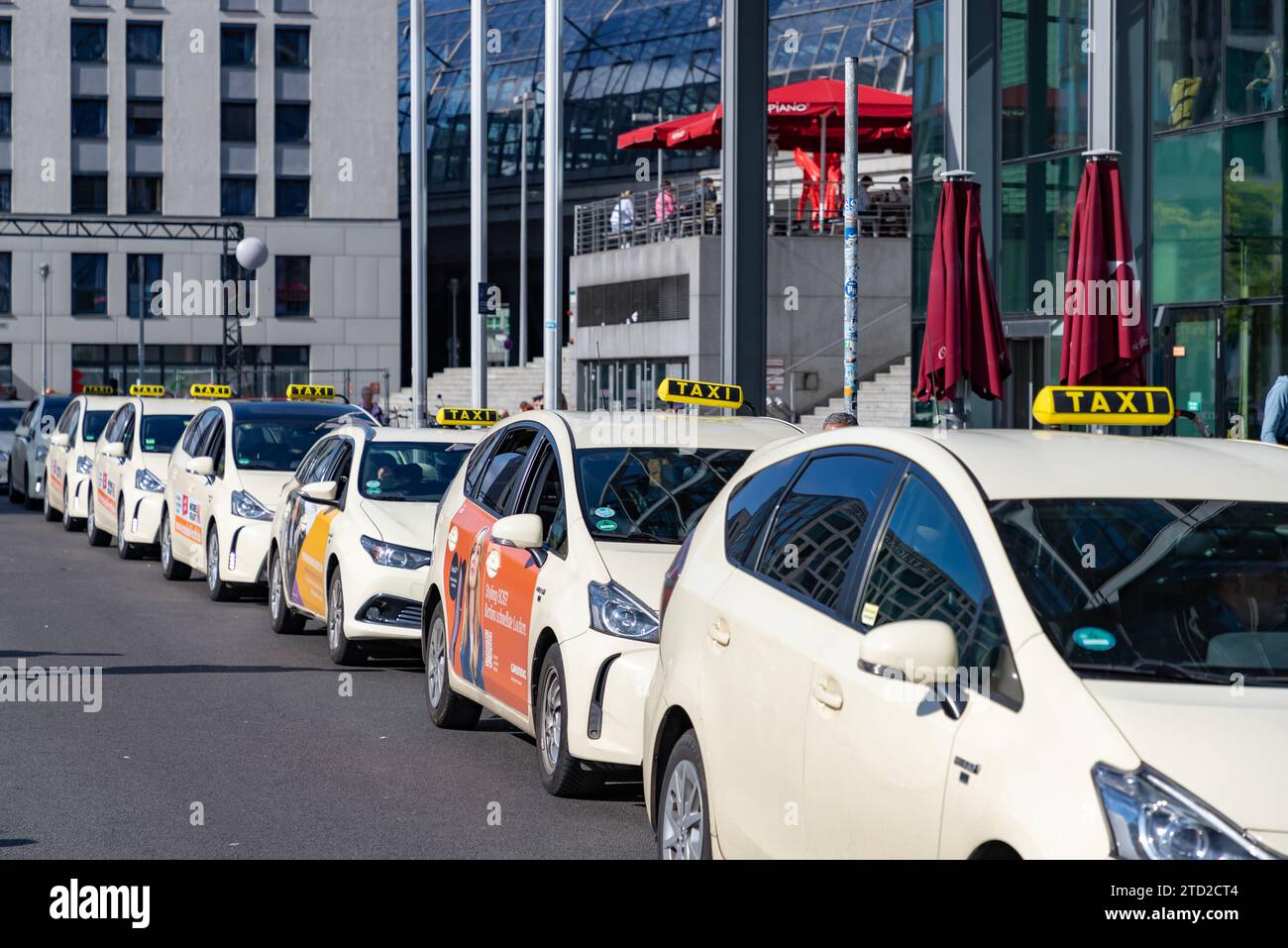 Beige taxis hi-res stock photography and images - Alamy